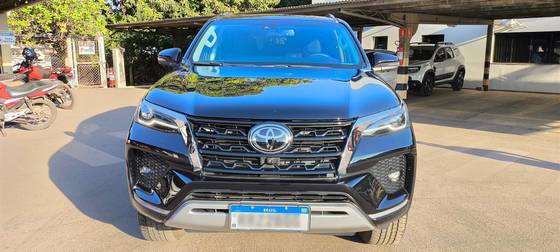TOYOTA HILUX SW4 2.8 D-4D TURBO DIESEL SRX 7L 4X4 AUTOMÁTICO TOYOTA HILUX SW4 2.8 D-4D TURBO DIESEL SRX 7L 4X4 AUTOMÁTICO